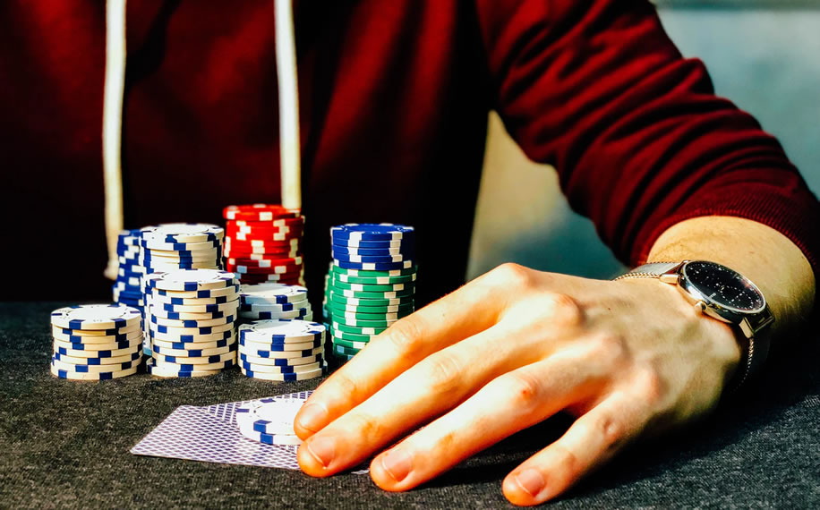 Ein Tipp beim Poker lernen: ganz bewusst Fehlinterpretieren