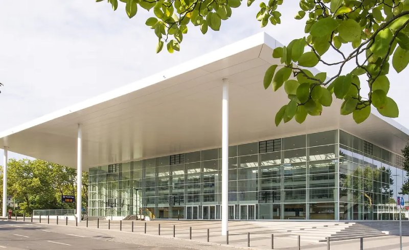 Messehaus Ost der Messe Essen mit weißem Vordach und Glasfassade