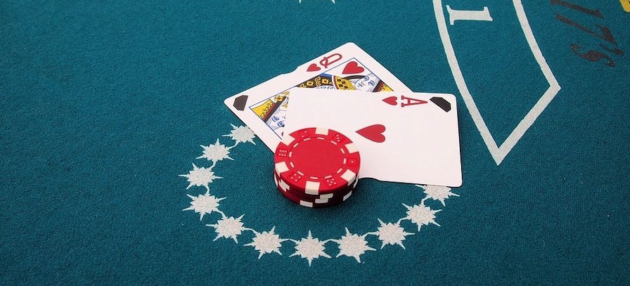 Blackjack Tisch mit 2 Spielkarten - Black Jack Strategie