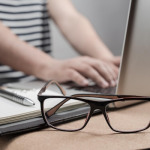 Bildschirm, Alltag, Freizeit – worauf es bei der Brillenwahl ankommt