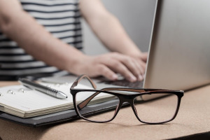 Bildschirm, Alltag, Freizeit – worauf es bei der Brillenwahl ankommt