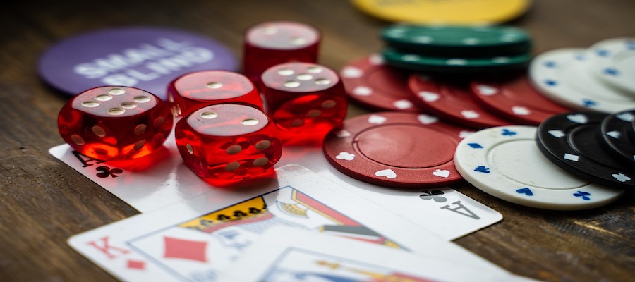 Karten und Spiel-Chips liegen auf einem Spieltisch - Casino Tricks zur Kundenbindung