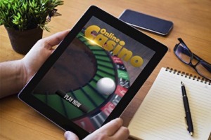 Spieler am Tablet in einem Pay N Play Casino