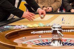 Menschen beim Roulette spielen im Casino