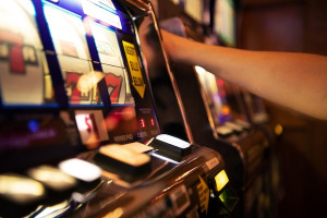 Die Entwicklung der Spielautomaten: Von mechanischen Walzen zu digitalen Bildschirmen